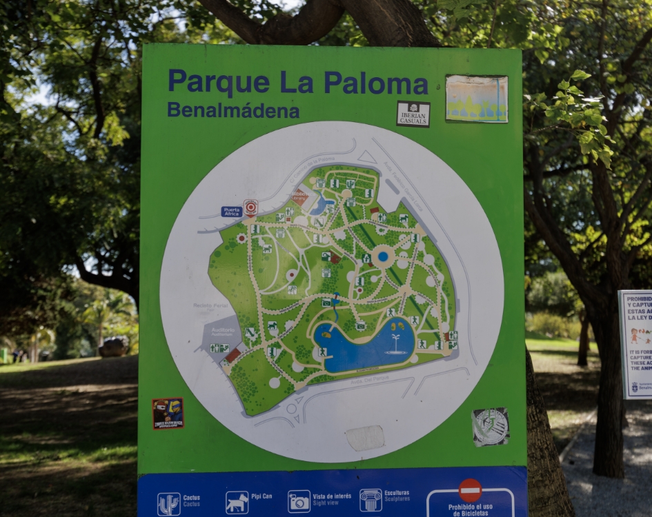The entrance map and information sign at Parque de la Paloma